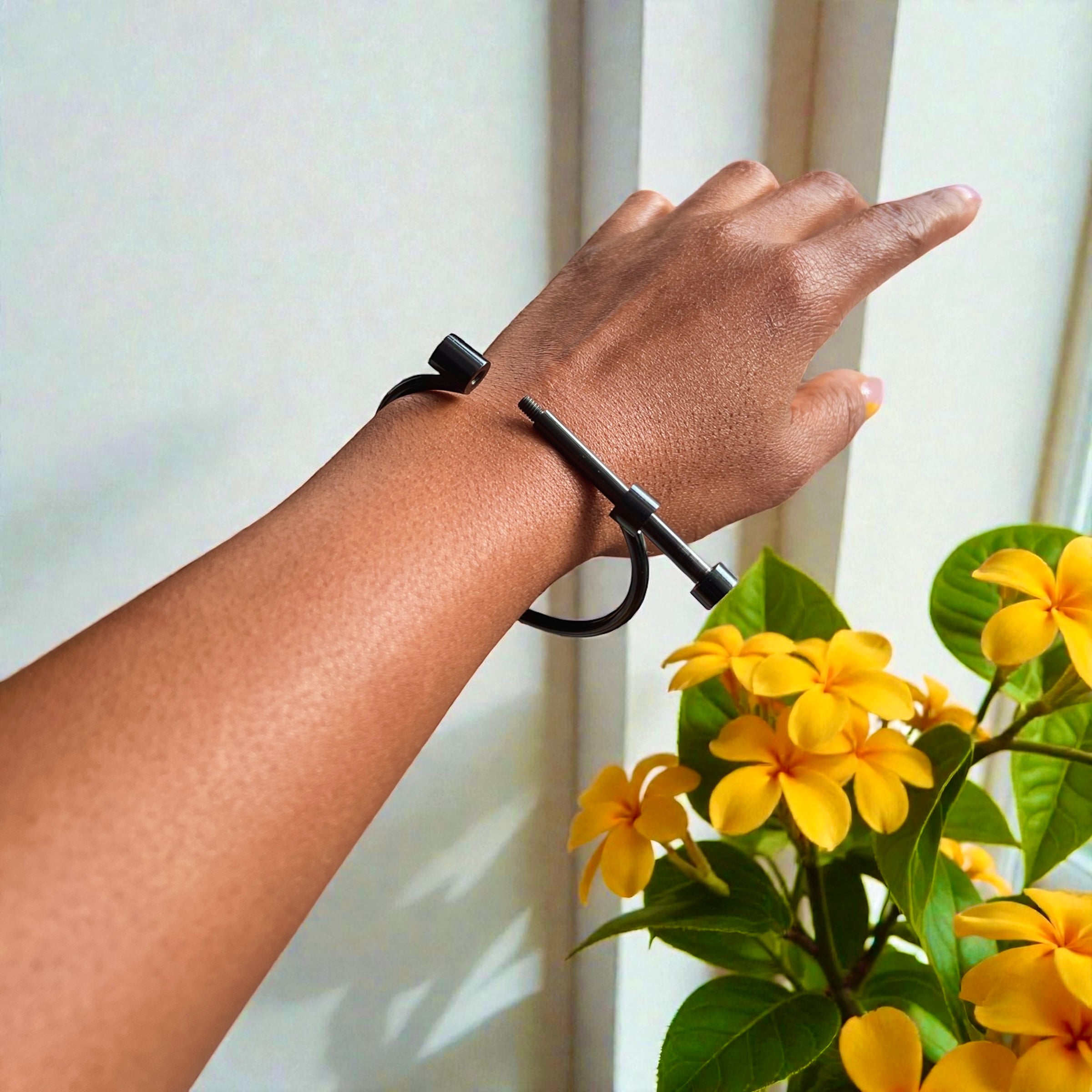 Beaujo Screw-On Bracelet in Black